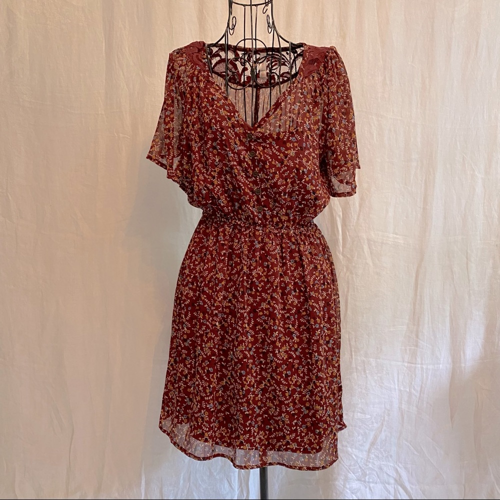 V neck dress w elastic waist. Size small Beautiful print perfect for fall!